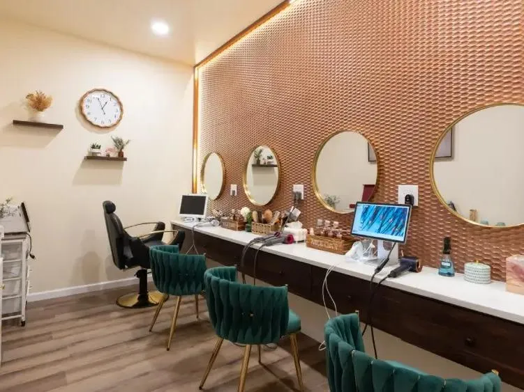Scalp examination room