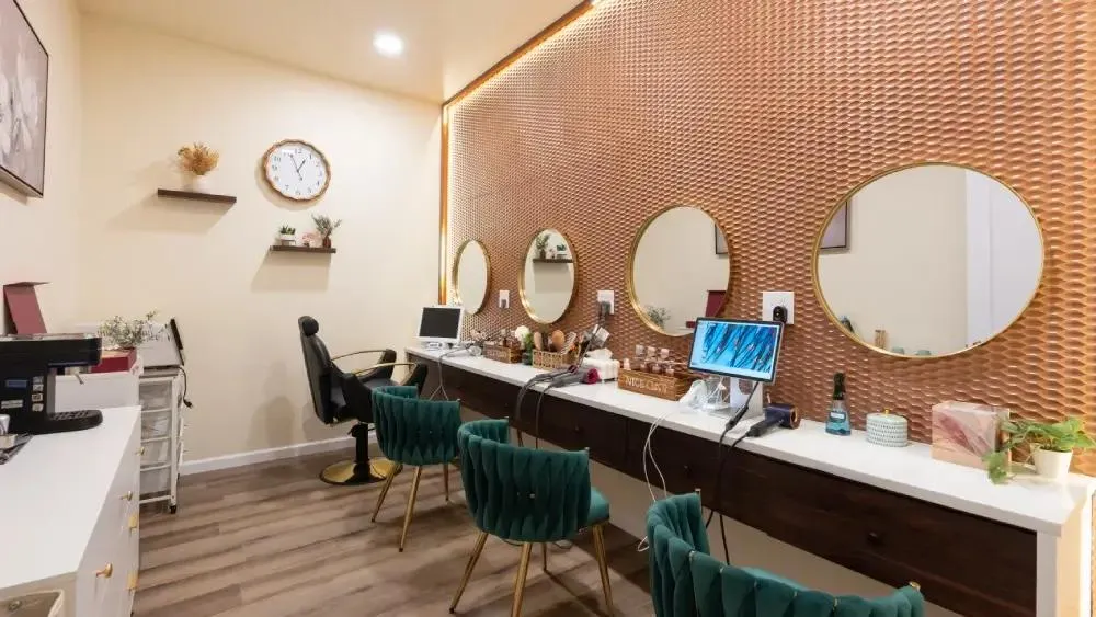 Scalp examination room