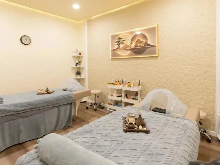 Private couples massage room